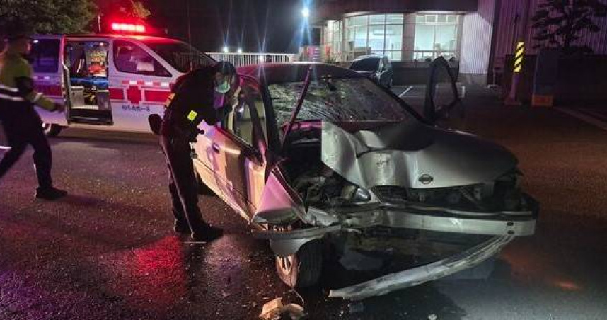 岡山轎車猛撞電線桿車頭全毀。(圖∕翻攝畫面)