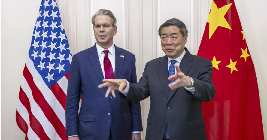 美國財政部長貝森特（左）與中國國務院副總理何立峰。（圖／達志／美聯社）
