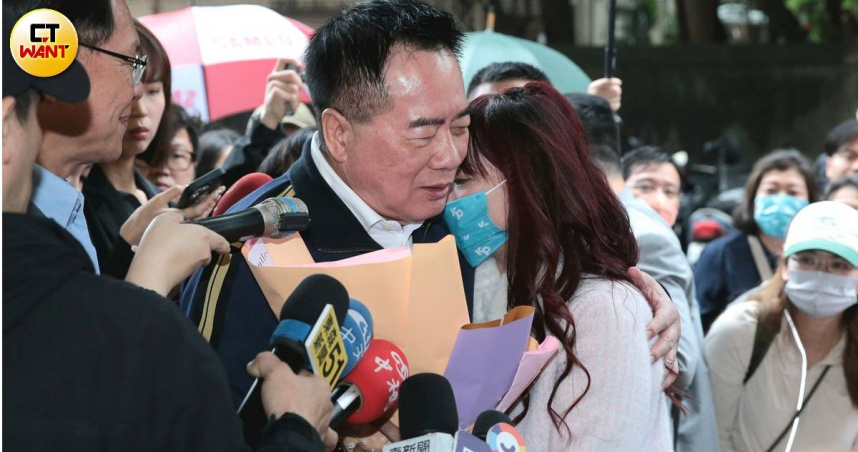 前立委蔡正元27日在支持者的陪同下到北檢報到、發監執行，要在台北監獄度過首夜。（圖／周志龍攝）