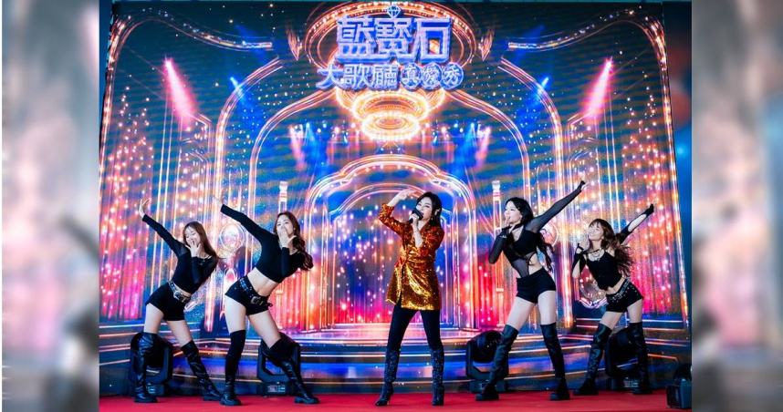 《高雄有顆藍寶石》高雄首映會，王彩樺登台獻唱〈保庇〉及〈熱線你和我〉。（圖／高雄流行音樂中心提供）