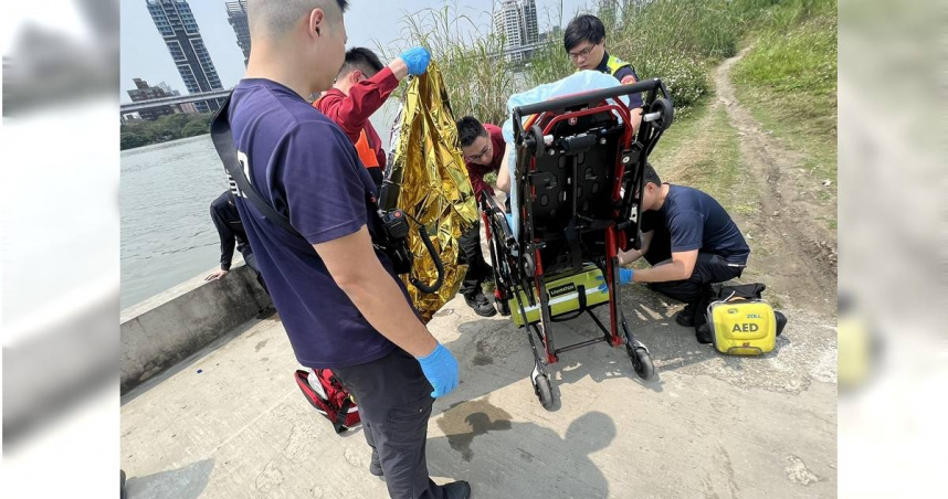 萬板大橋驚傳民眾落水！釣客聽呼救聲拋保溫箱　華江勇警下水拉人
