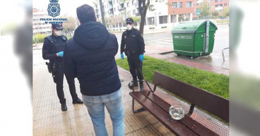 待在家悶壞了!西班牙人又出新招 上街溜雞、溜金魚