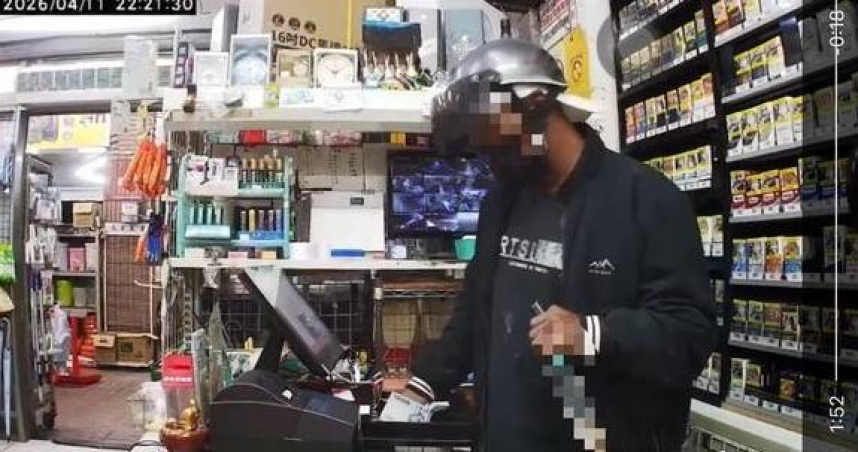 高雄惡男持刀闖五金賣場洗劫收銀機。（圖／翻攝畫面）