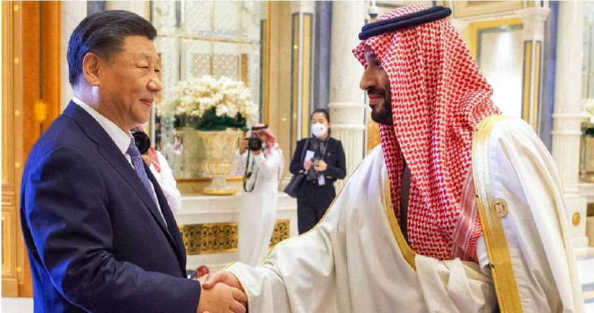 中國國家主席習近平（左）與沙烏地阿拉伯王儲沙爾曼，在2022年12月的海灣阿拉伯國家合作委員會（GCC）峰會期間握手。（圖／達志／美聯社）