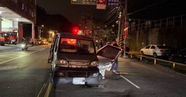 酒駕父載2歲女深夜狂飆追撞釀4傷。（圖／翻攝畫面）