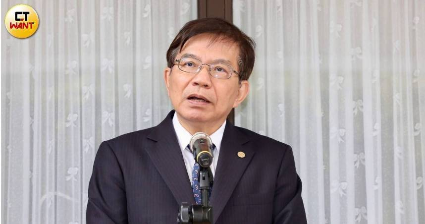 中華郵政董事長王國材15日針對A7北台灣郵件作業中心上線後郵件延誤問題發出公開信，向員工喊話共同面對挑戰，盼將危機化為轉機。（圖／方萬民攝）