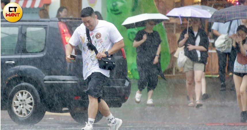 下週午後雷陣雨範圍擴大，中北部與山區需留意瞬間大雨。（圖／黃耀徵攝）
