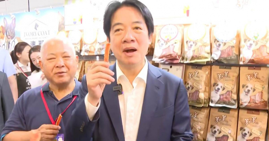 總統賴清德出席台北寵物用品展，現場試吃標榜「人寵皆可食用」的天然肉乾，大讚「好吃、很香」，引發現場關注。（圖／共訊畫面）