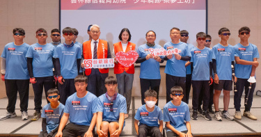 雲林信義育幼院童與台新新光金控吳東亮董事長(左四)、台新銀行慈善基金會彭雪芬董事長(左五)等合影。（圖／台新新光金提供）