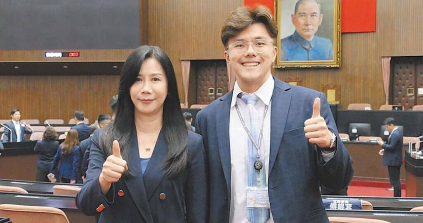 佀廣洋6日在臉書針對指控道歉，莊瑞雄表示「公幹的人會越來越多」，圖為佀廣洋（右）與其母萬美玲（左）合照。（圖／報系資料照）