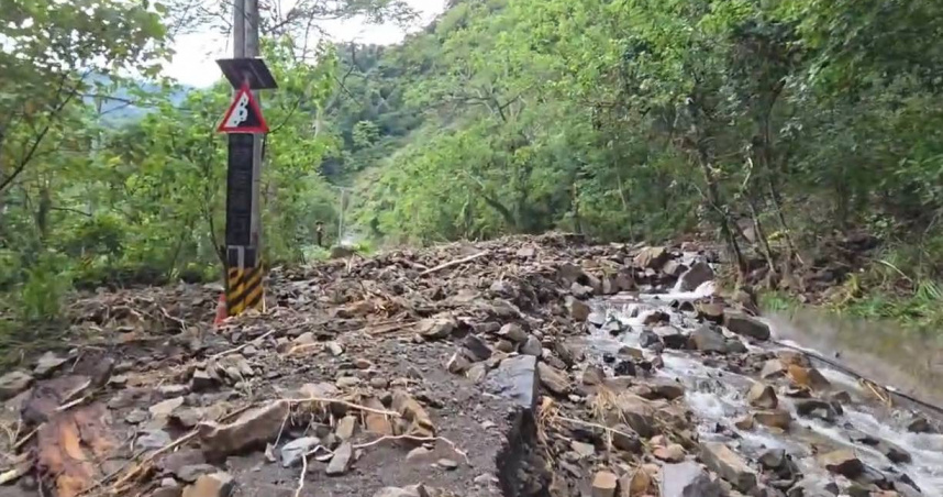 巴威暴雨猛攻苗栗「路基淘空路面陷落」　泰安南庄多路段全面封閉、12人受困