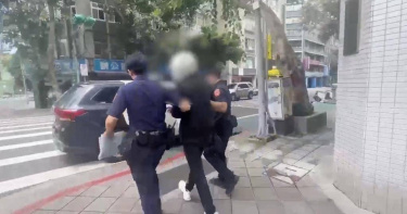 許姓男子23日凌晨2度衝撞員警，遭警方連開3腔，最終在酒店落網。（圖／翻攝畫面）
