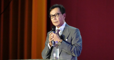 富邦集團董事長蔡明忠，首次以東海大學董事身分出席《大學入門》新生開學典禮，他鼓勵在大學多交些好朋友，「直到今天，最好的朋友，仍是當年東海大一同寢室的三位室友」。（圖／東海大學提供）