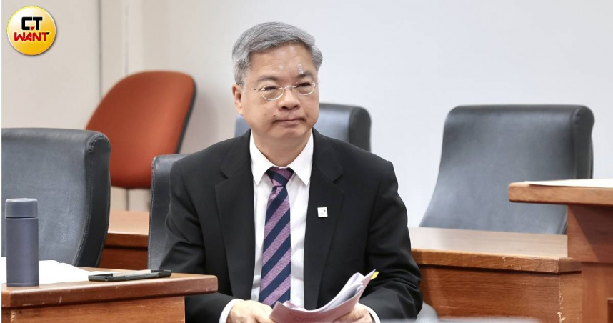 經濟部長龔明鑫表示，瑞幸咖啡若要來台，應循陸資投資程序提出申請（圖／黃耀徵攝）