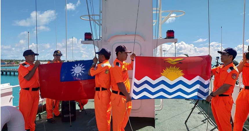 圖說-蘇嘉全率團賀吉里巴斯40年國慶　巡護九號泊靠拚外交