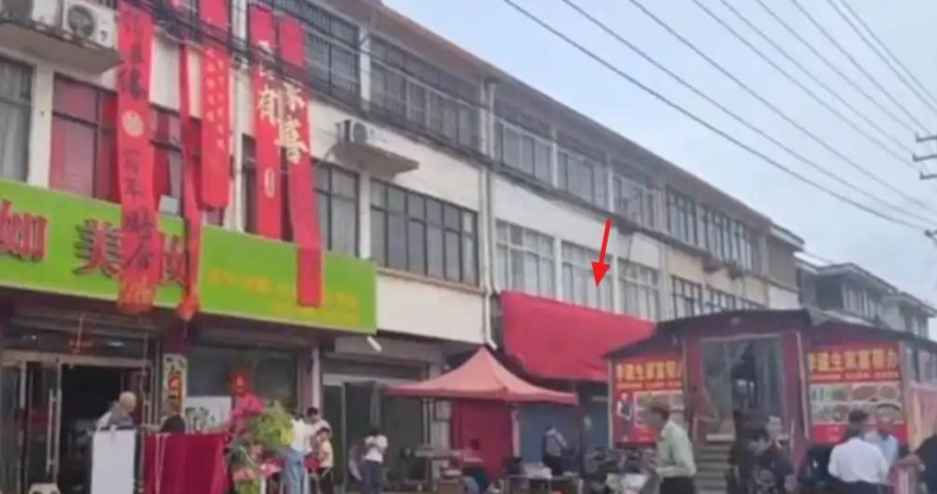 大陸江蘇一對新人結婚，但新娘家有殯葬用品店，沒想到業者竟提出用紅布條遮住招牌，讓新娘能好好完成終身大事。（圖／翻攝自微博／百姓關注）