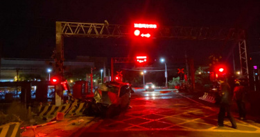 轎車闖平交道遭列車撞擊 駕駛驚嚇趕快逃