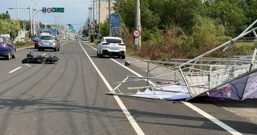 嘉義168縣道看板突倒塌「騎士慘撞摔飛」　機車噴飛10公尺送醫