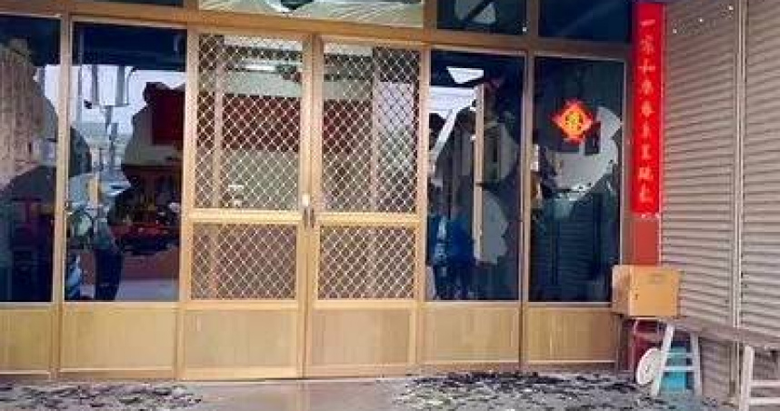 不滿刪清潔隊預算！鄉代遭11人闖宅圍毆　兒子也被踹傷、球棒砸爛玻璃機車
