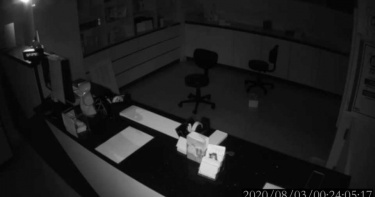 情趣用品店貨物掉滿地 女店員調閱監視器見「娃娃自動轉身」嚇傻