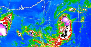 閃電颱風發布海警!明最近台防雨 鄭明典:接近地形時,颱風會更靠近