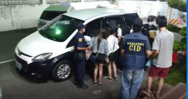 長髮美腿女荷官吸會員 警衝賭場賭客嚇跑桌上散落31萬賭金
