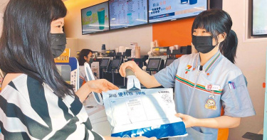 統一超、萊爾富宣布與郵局擴大合作，新增3號郵局便利包寄件服務，全台2,400個i郵箱也能收件。（圖／統一超提供）