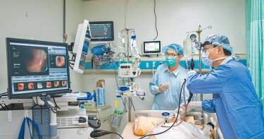 彰基醫療團隊為劉姓婦人做支氣管鏡檢查。（圖／院方提供）