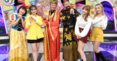 籃籃（左起）、張文綺、徐乃麟、曾國城、徐凱希、巫以萱一起向觀眾們拜年。（圖／華視提供）