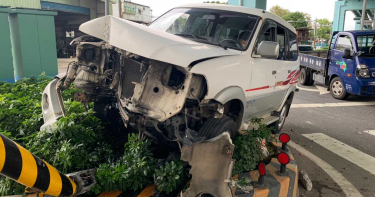 連撞2車再撞倒號誌桿 迷糊駕駛被搖醒:想要睡覺