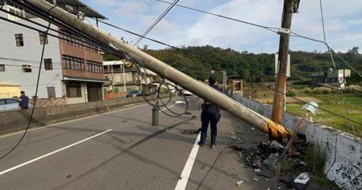 不熟路況！男開奧迪「鏟斷電桿」慘況曝 害交通受阻3小時 | 社會 | CTWANT