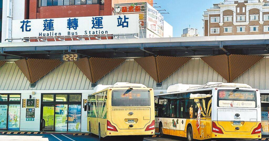 樂團五月天公益演唱會將於18、19日在花蓮登場，縣府協調客運業者加開301路線公車免費接駁，花蓮市區部分地點也將實施交管。（圖／中國時報王志偉攝）