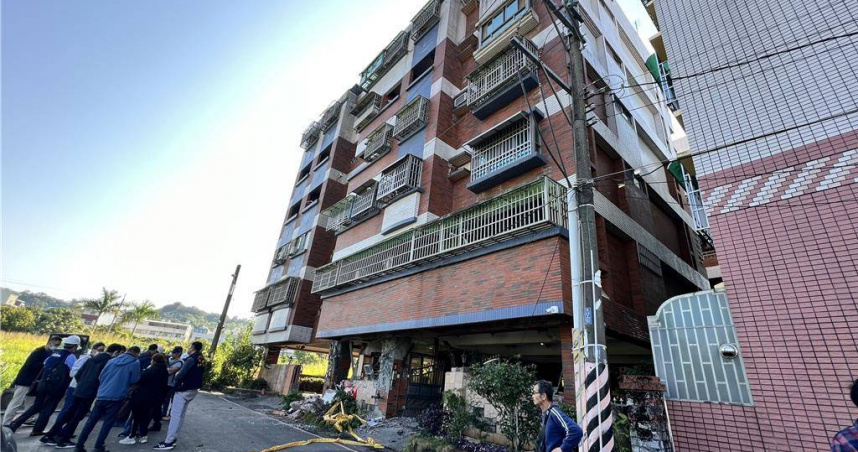 0121嘉義大埔地震，造成台南市玉井區仁愛街6層樓的「文化大廈」遭震損，1樓梁柱磁磚、水泥脫落，鋼筋裸露出來，一夕間成了「軟腳」危樓。（圖／中國時報記者張毓翎攝）