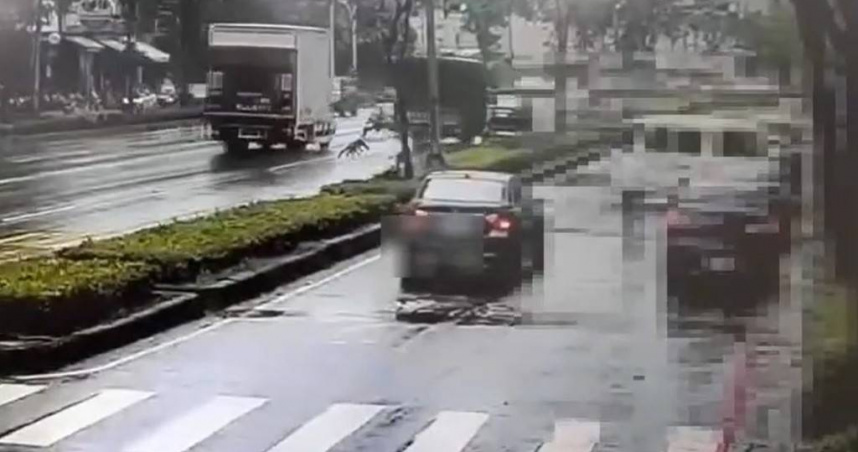 高雄駕駛疑不滿險擦撞，持球棒理論遭依恐嚇罪偵辦。（圖／林雅惠翻攝）