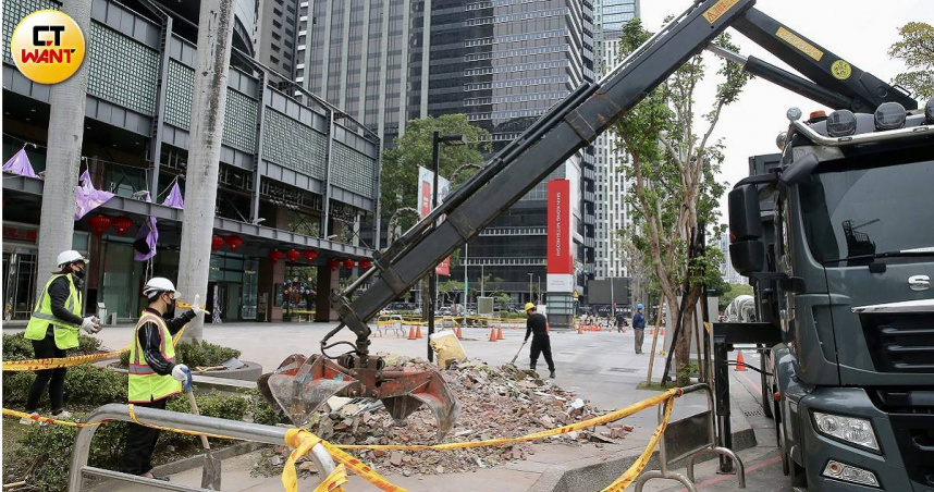 新光三越中港店13日發生爆炸，消防署根據現場筆錄推斷，事故與百貨公司內裝修案非常相關。（圖／黃耀徵攝）