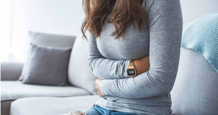 不是胃痛！女子吃火鍋腹痛就醫，驚見「魚子醬」結石塞爆膽囊。（示意圖／shutterstock／達志）