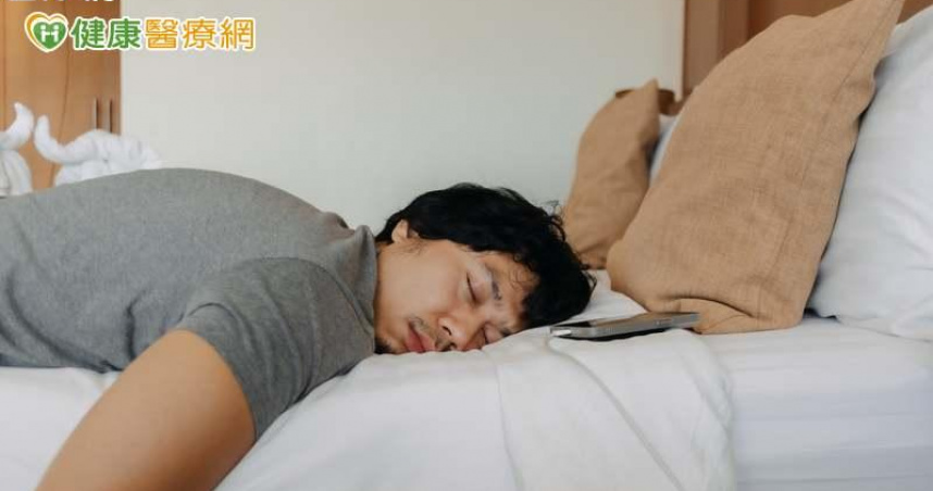 睡姿與脊椎問題、胃食道逆流有關？仰睡、側睡適合誰？醫：「這姿勢」超NG