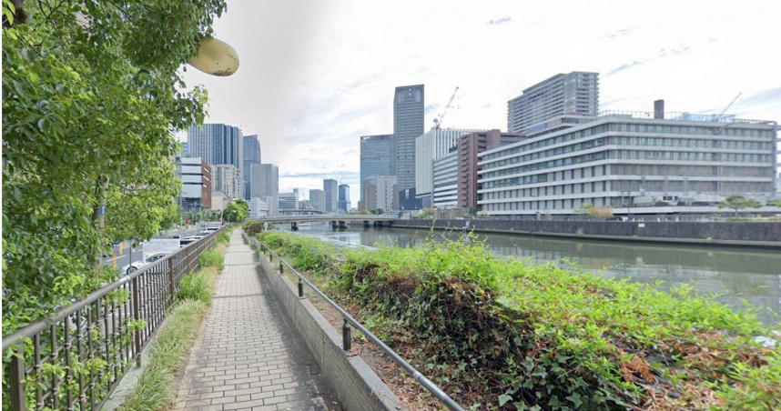 日本一名男子日前在大阪市中心商業區的河堤步道散步時，從步道旁的花壇中發現一個可疑的巨大袋子，內容物還疑似遭肢解的人體組織，嚇得立刻報警。（示意圖／翻攝Google Map）