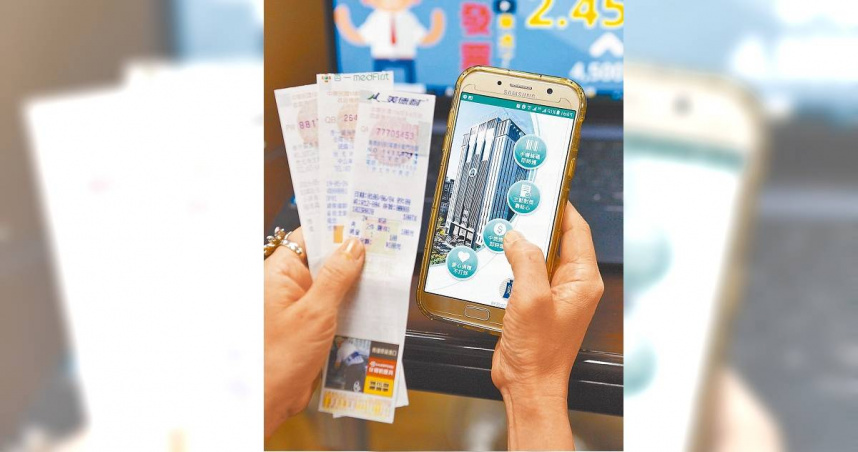 1、2月份的發票已於25日開獎，有網友發現自己明明中了1100元，卻只能領到900元。（示意圖／報系資料照）