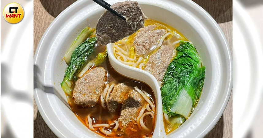 太極牛肉麵為一葷一素搭配在同碗內，其中素食部分為全素植物肉，色澤仰賴少量天然無糖可可粉，但又沒有巧克力的味道。（圖／林則澄攝）