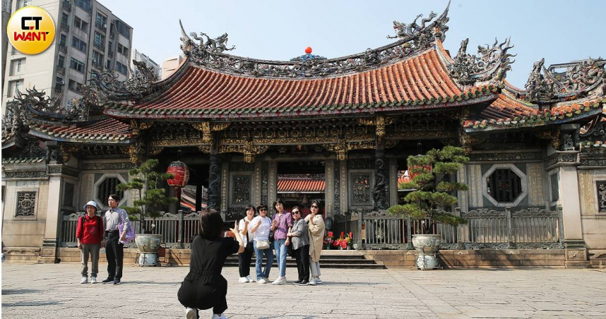 龍山寺19日驚傳側門失火，所幸及時撲滅，未釀傷亡。（圖／趙世勳攝）