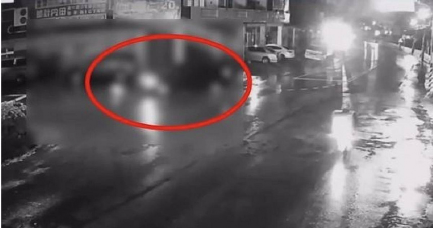 男子疑病倒路中掙扎不起慘遭輾斃。（圖／翻攝畫面）