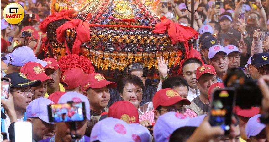 大甲媽9天8夜繞境活動4日晚間正式起駕開跑，台中市長盧秀燕躬逢其盛。（圖／趙世勳攝）