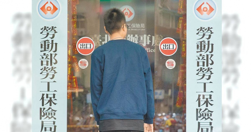 學者指勞保再不年改，如要30年不破產，政府每年最少得撥補5000億元。（圖／報系資料照片）