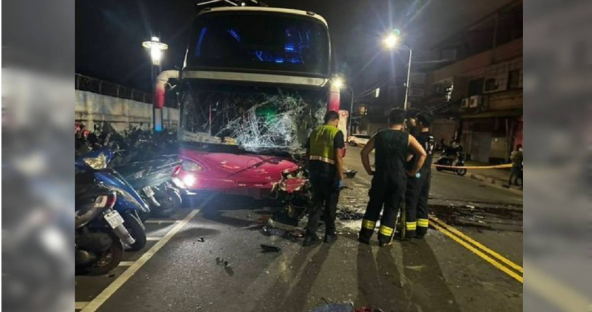新北市泰山區12日晚間發生事故，遊覽車與休旅車不慎碰撞毀損，造成3人受傷送醫。（圖／翻攝畫面）