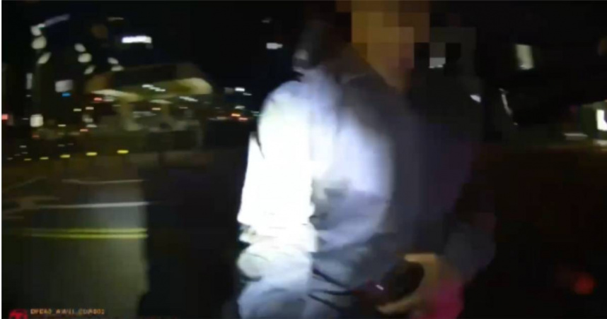 北市萬華區漢中街14日凌晨有毒蟲沿路逆向遭員警攔查，被員警發現持有吸食器，雙方一度糾纏扭打。（圖／翻攝畫面）