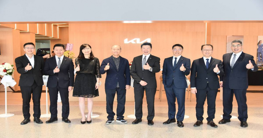 Kia總代理台灣森那美起亞董事長劉家輝（右4）與其經營團隊，攜手上賀汽車董事長郭武陸（左4）與其經營團隊共同出席Kia苗栗頭份3S展示中心開幕典禮（圖／台灣森那美起亞提供）。
