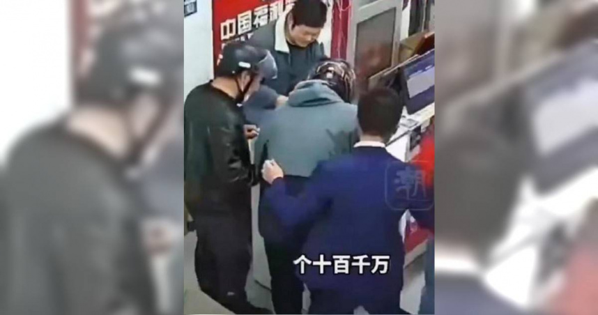 外送員進彩券行躲狂風，隨手刮出4百萬大獎。（圖／翻攝自微博）