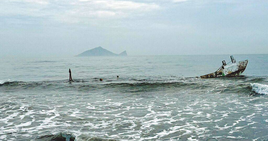 宜蘭縣頭城籍漁船「宏承旺」號擱淺至今3個月。（李忠一攝）