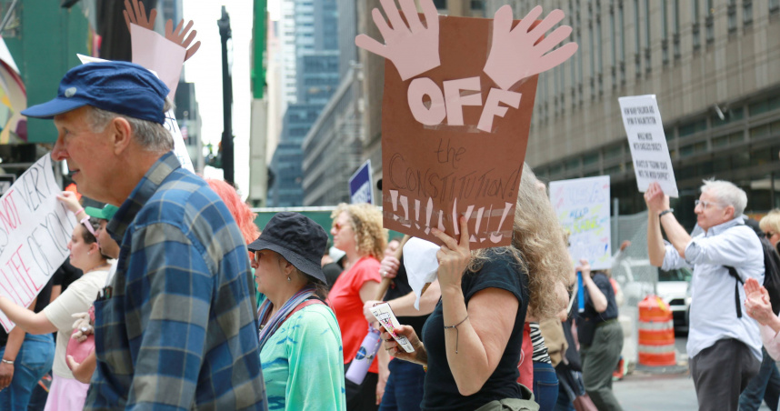 川普總統取銷小額包裹免稅門檻優惠，同時增加小包裹的進口關稅，讓許多美國民眾強烈反彈，要求川普將「政治黑手」從經濟事務上抽開。圖為紐約居民上街抗議（圖／新華社）